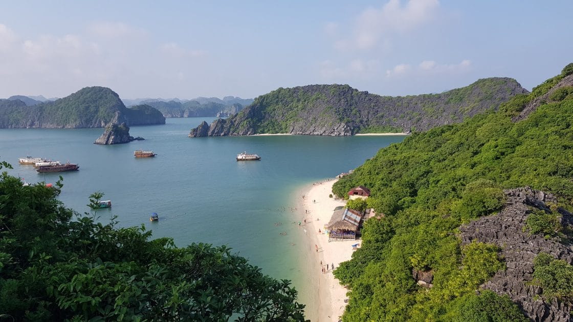 Turismo en Vietnam Playa en Cat Ba. Foto de Google Maps de CHRISTIAN FERNANDO GUTIERREZ VERA Turismo en Vietnam Playa en Cat Ba