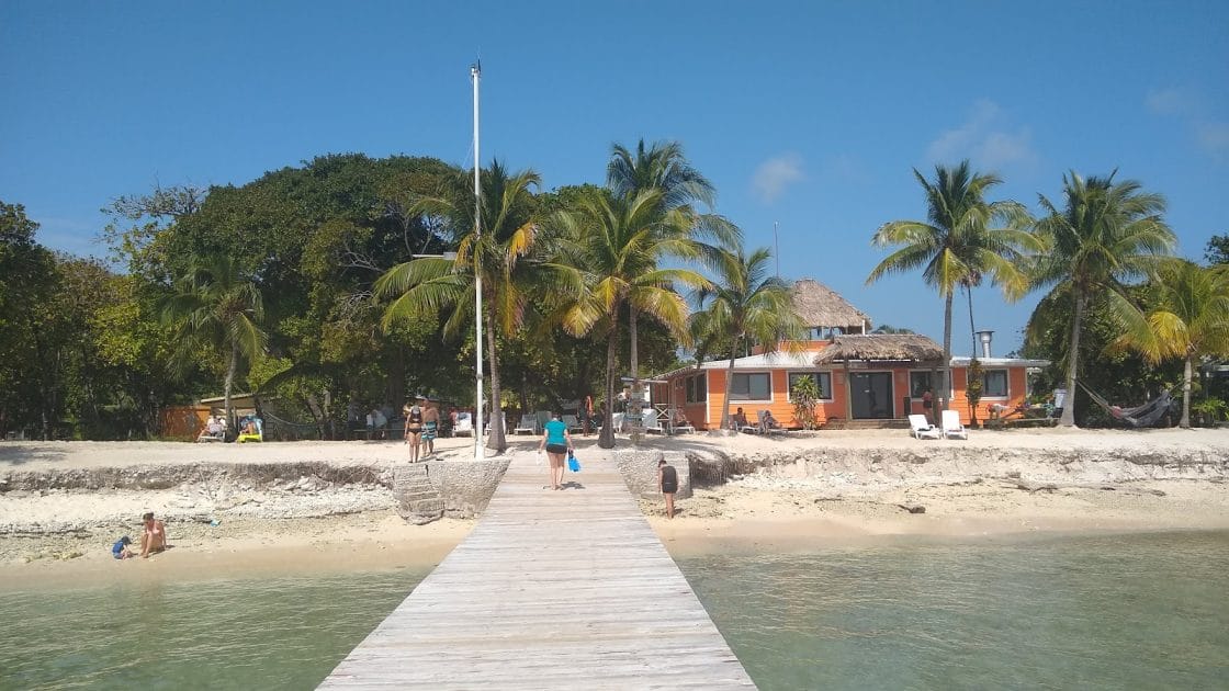 Viajes a las Islas de la Bahía de Honduras Cabaña frente al mar en Utila