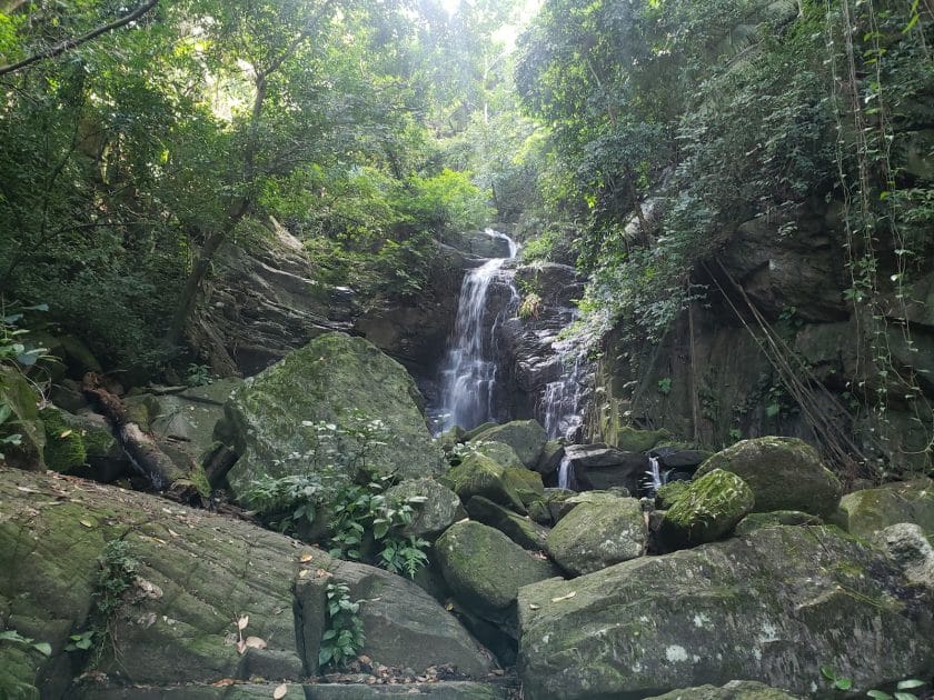 Viajes a las Islas de la Bahía de Honduras Cascada de Guanaja
