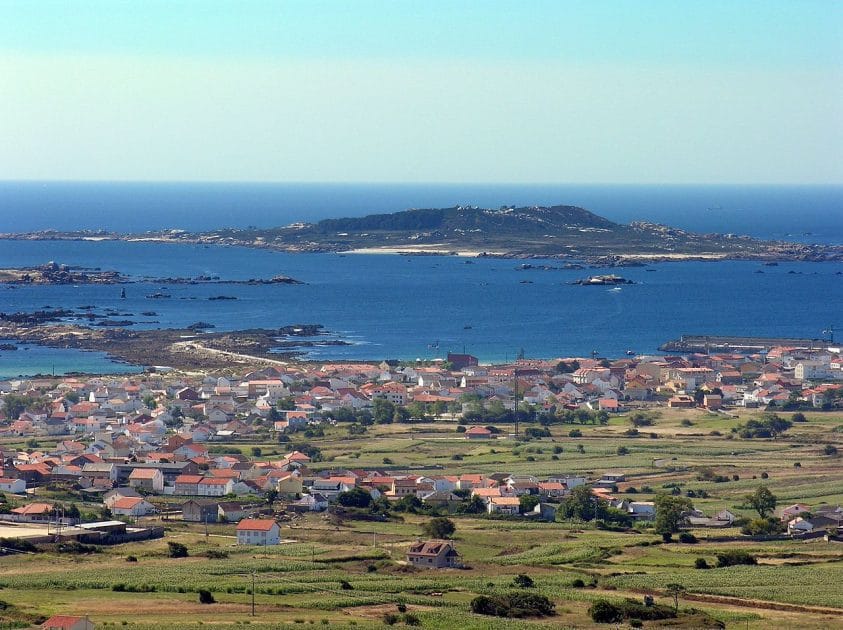 Islas de Galicia para visitar Isla de Sálvora desde Vila de Aquiño. De Lmbuga, CC BY SA 3.0 Islas de Galicia para visitar Isla de Sálvora desde Vila de Aquiño