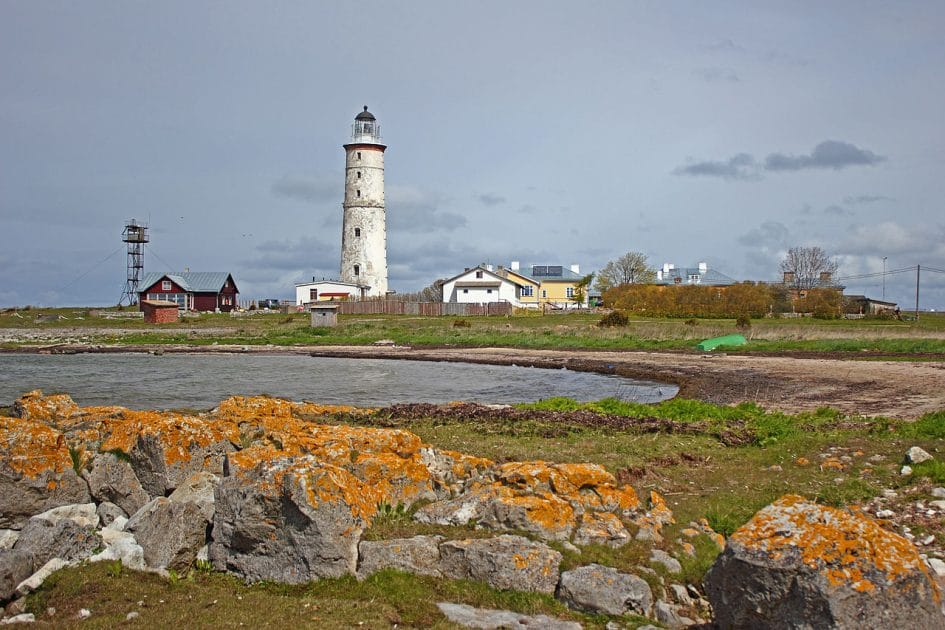 Qué ver en Saaremaa Faro de Vilsandi. By KalervoK Own work, CC BY SA 3.0 Qué ver en Saaremaa Faro de Vilsandi