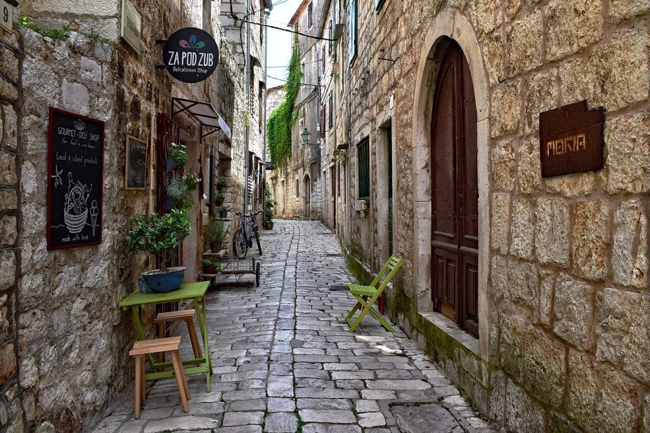 Turismo en Croacia Calle de Stari Grad. By Jocelyn Erskine Kellie from London, UK Street in the Old Town, CC BY 2.0 Turismo en Croacia Calle de Stari Grad