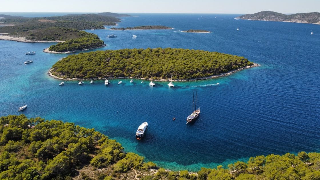 Turismo en Croacia Excursiones en barco a las Islas Pakleni. Foto de Google Maps de Mathias Zimmer Turismo en Croacia Excursiones en barco a las Islas Pakleni