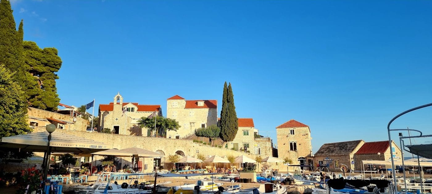 Turismo en Croacia Paseo marítimo de Bol. Foto de Google Maps de Łukasz Gold Turismo en Croacia Paseo marítimo de Bol