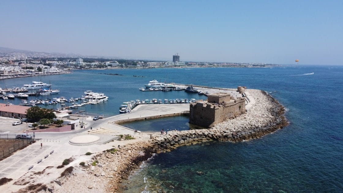 Viaje a Chipre en 7 días Fuerte de Pafos en el puerto. Foto de Google Maps de Ilie Olar Viaje a Chipre en 7 días Fuerte de Pafos en el puerto