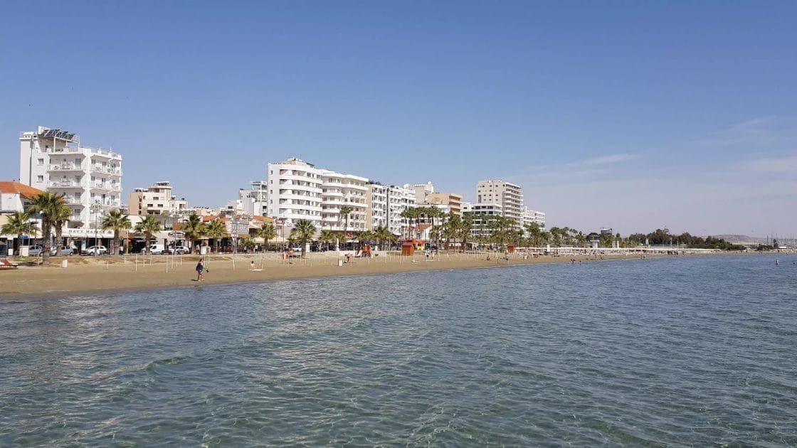 Viaje a Chipre en 7 días Paseo Marítimo de Finikoudes. Foto de Google Maps de BAKILI Film Viaje a Chipre en 7 días Paseo Marítimo de Finikoudes