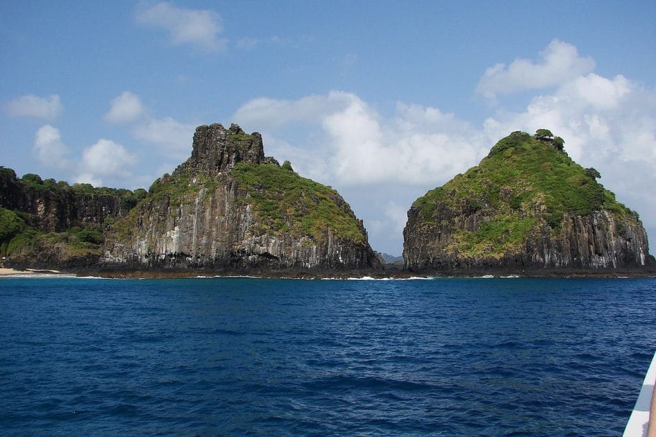 Actividades en Fernando de Noronha - Paseo en barco por el Morro Dois Irmãos