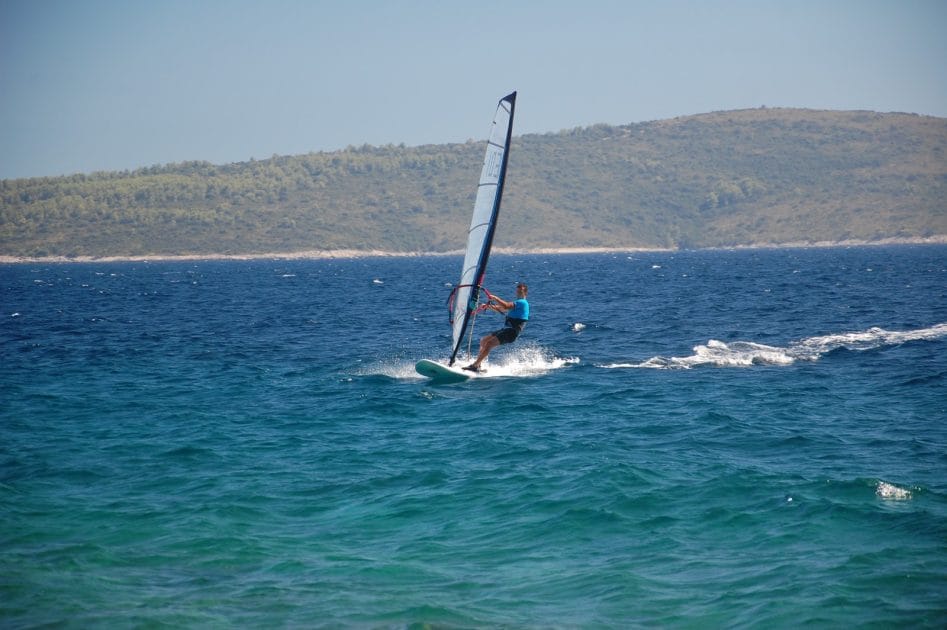 Qué ver en Hvar, Croacia Windsurf en las aguas de Zavala