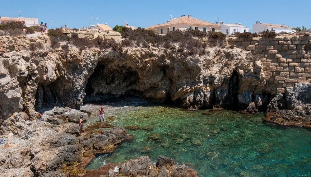 Qué ver en Tabarca, Alicante Cova de Llop Marí Qué ver en Tabarca, Alicante Cova de Llop Marí