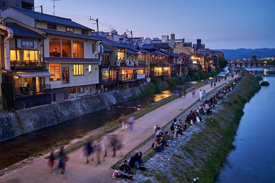 Viaje a Japón en 10 días Paseo y cena junto al río Kamo