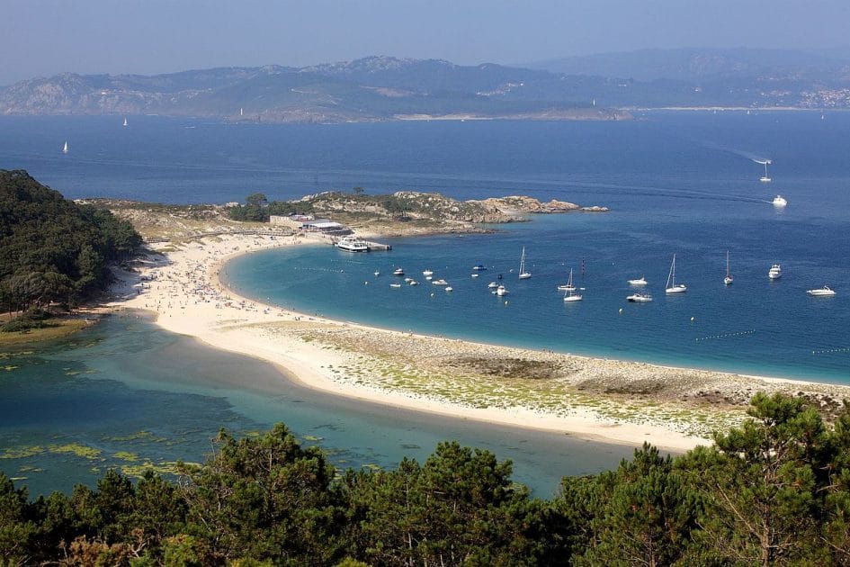 Visitar las Islas Cíes Playa de Rodas. By Javier Albertos, CC BY SA 4.0 Visitar las Islas Cíes Playa de Rodas