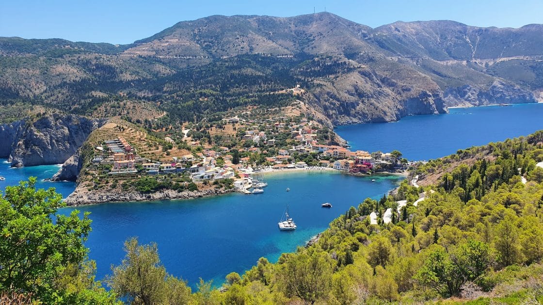 Crucero en las Islas Griegas Assos desde las ruínas del Castillo Veneciano. Foto de Google Maps de Flavius Pătruți Crucero en las Islas Griegas Assos desde las ruínas del Castillo Veneciano