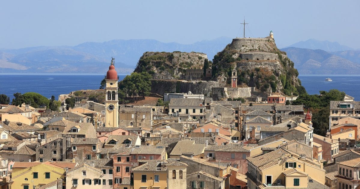 Crucero en las Islas Griegas Casco antiguo de Corfú con la Fortaleza Vieja al fondo. By Martin Falbisoner Own work, CC BY SA 4.0 Crucero en las Islas Griegas Casco antiguo de Corfú con la Fortaleza Vieja al fondo
