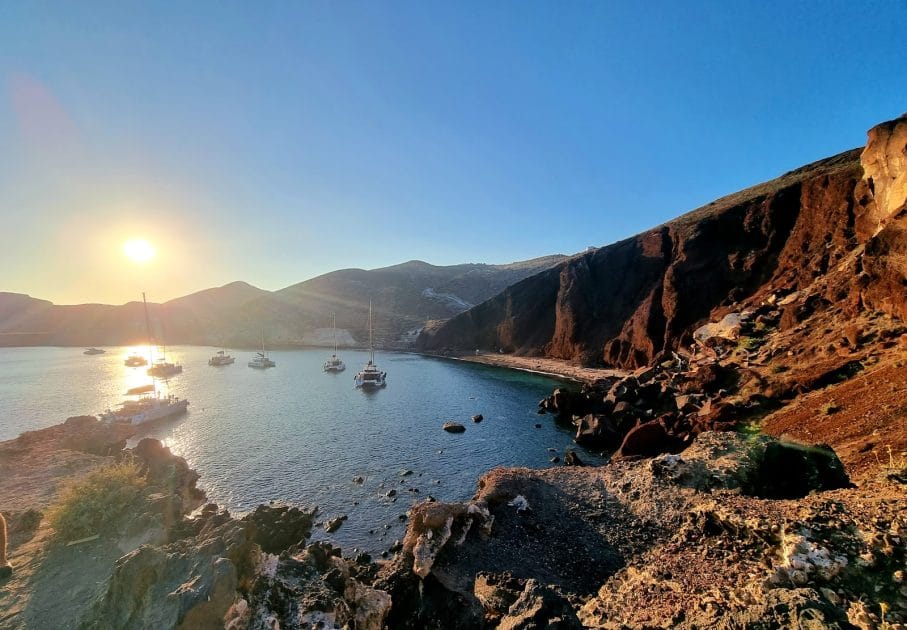 Crucero en las Islas Griegas Red Beach en Santorini. Foto de Google Maps de Trinh Huynh Crucero en las Islas Griegas Red Beach en Santorini