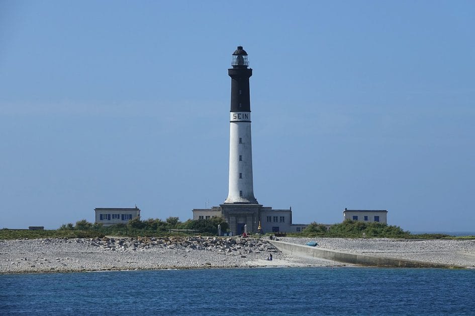 Mejores islas de Francia Gran Faro de Sein. By Gzen92 Own work, CC BY SA 4.0 Mejores islas de Francia Gran Faro de Sein