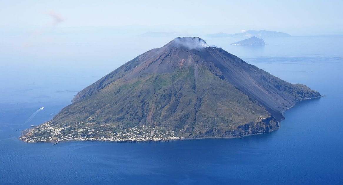 Tursimo en Italia Stromboli y la Sciara del Fuoco