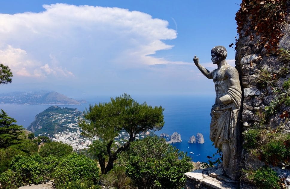 Tursimo en Italia Vistas desde el Monte Solaro con los Faraglioni