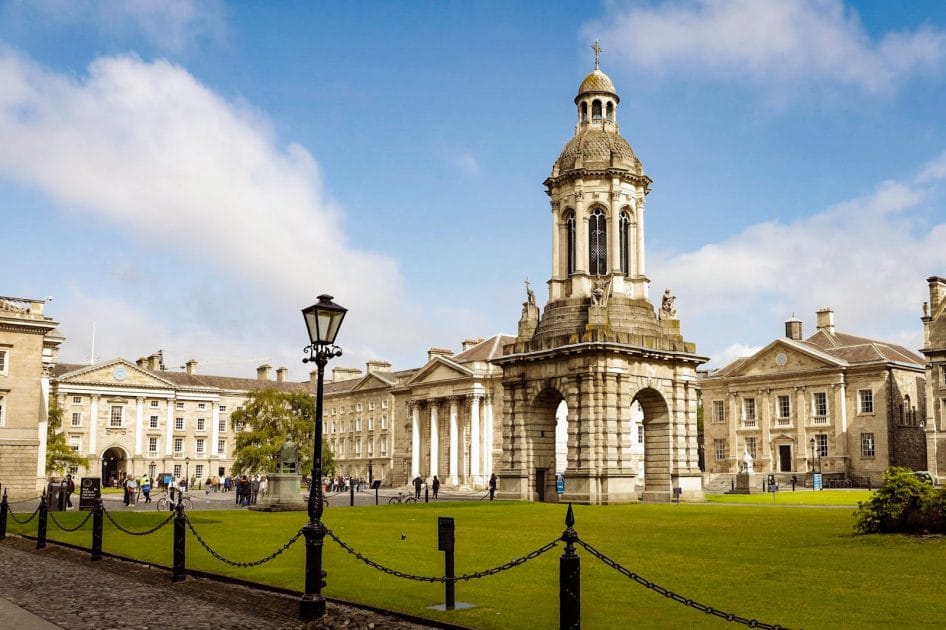 Viaje por Irlanda en 7 días . Trinity College en Dublín. Foto de Google Maps de ohn Brady Viaje por Irlanda en 7 días . Trinity College en Dublín