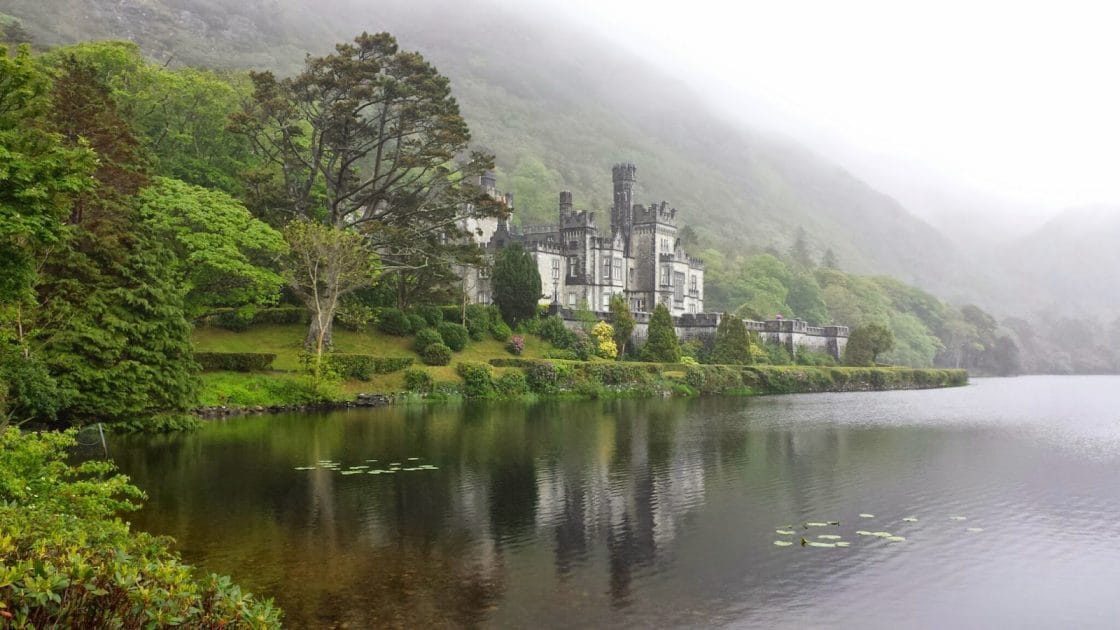 Viaje por Irlanda en 7 días Abadía de Kylemore. Foto de Google Maps de Connie Comte Viaje por Irlanda en 7 días Abadía de Kylemore