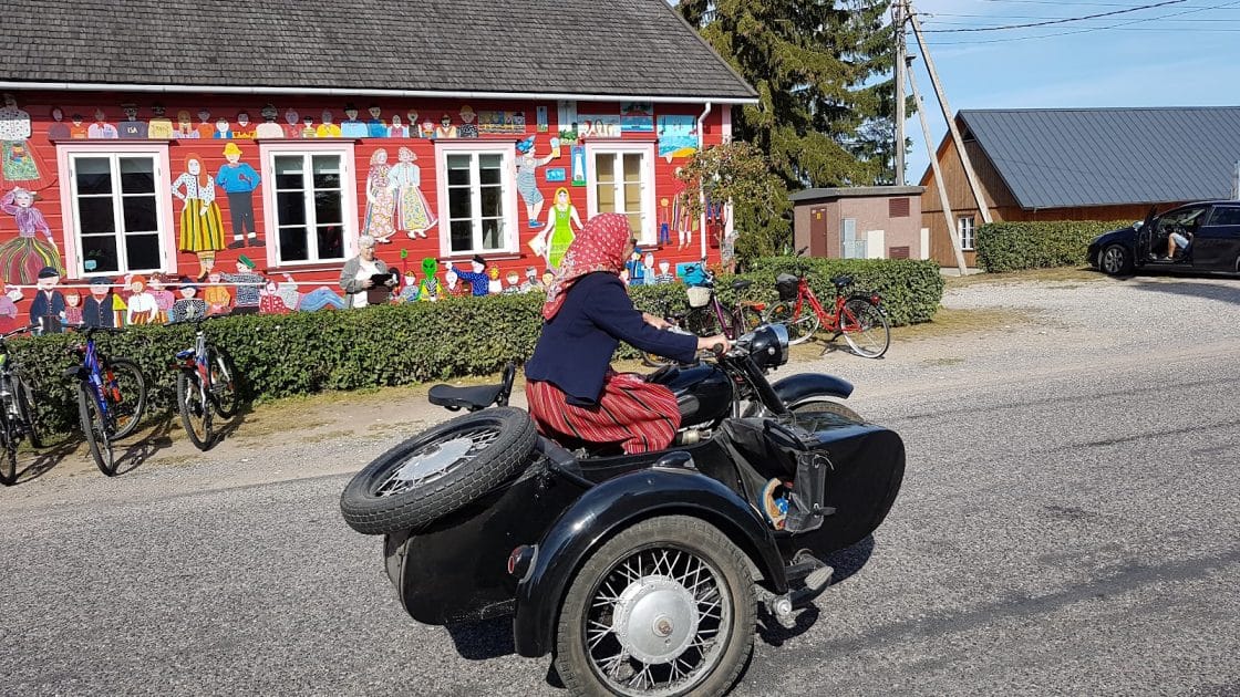 Islas de Estonia Mujer de Kihnu en sidecar. Foto de Google Maps de Meelis Kalde Islas de Estonia - Mujer de Kihnu en sidecar