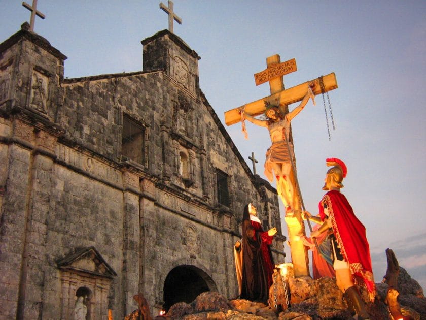 Mejores islas filipinas Paso de Semana Santa frente a la Iglesia de San Pedro y San Pablo