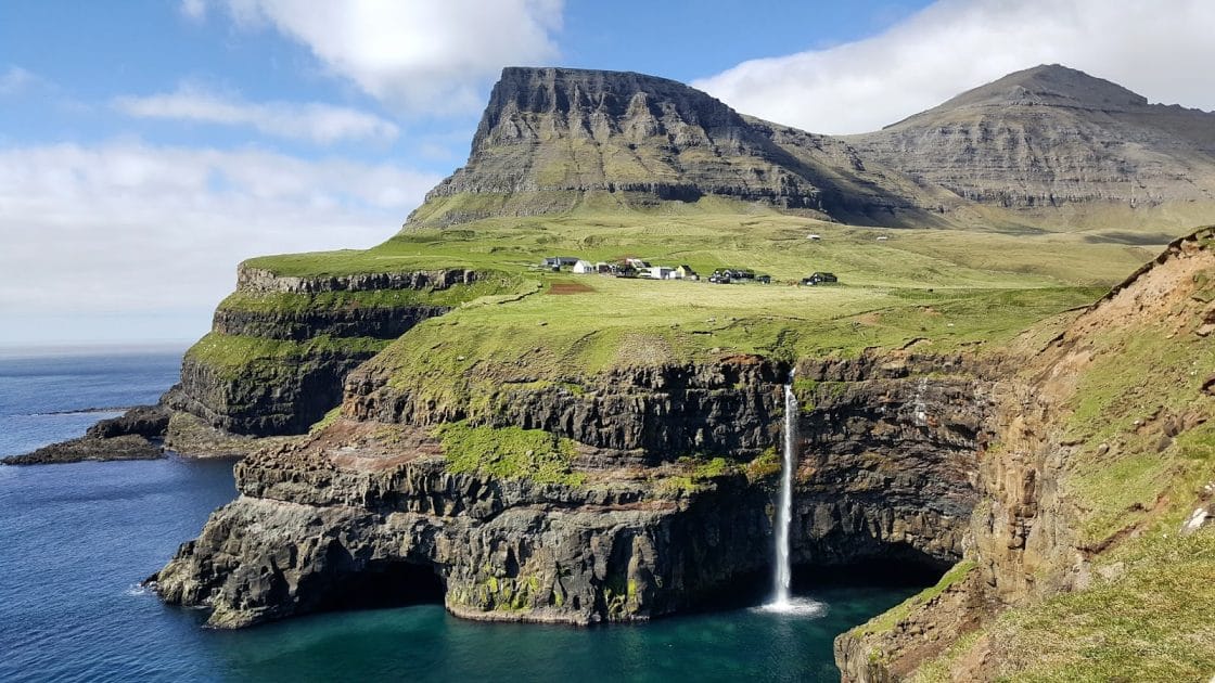 Viajar a Dinamarca Cascada de Múlafossur en el pueblo de Gásadalur