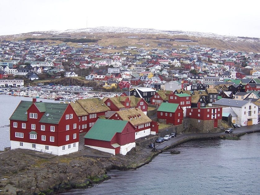 Viajar a Dinamarca Tórshavn con Tinganes en primer término