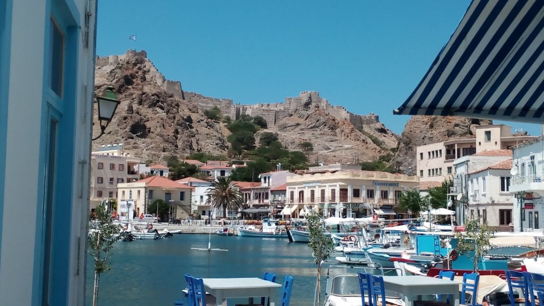 Islas Egeas del Norte Puerto de Myrina con el castillo veneciano al fondo