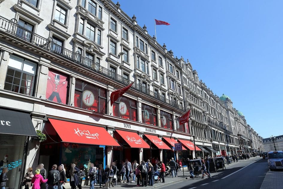 Viajar a Londres con niños Hamleys Toy Store. By Tomohiro Ohtake, CC BY 2.0 Viajar a Londres con niños Hamleys Toy Store