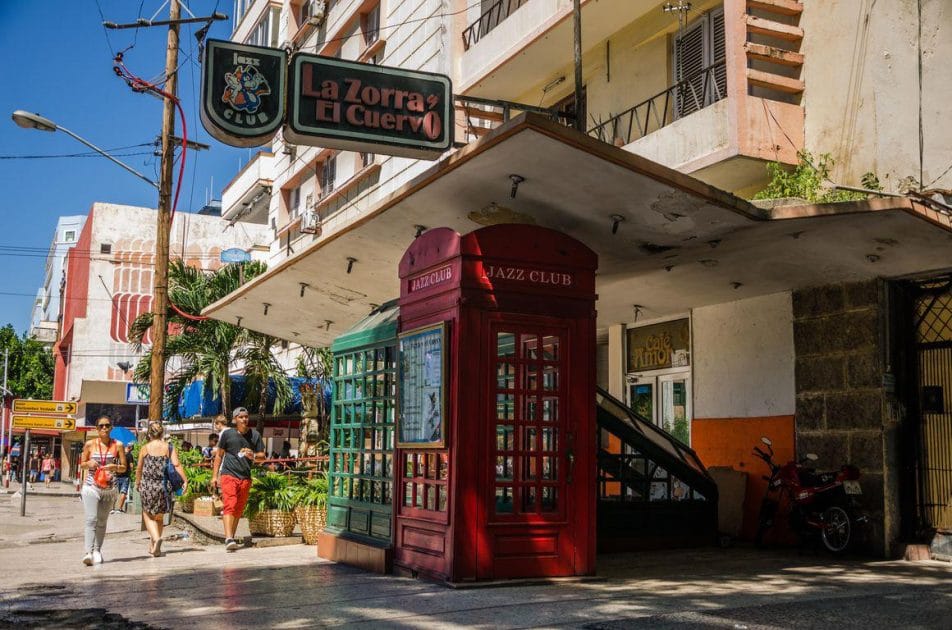 Viaje a La Habana Entrada del Jazz Club La Zorra y el Cuervo
