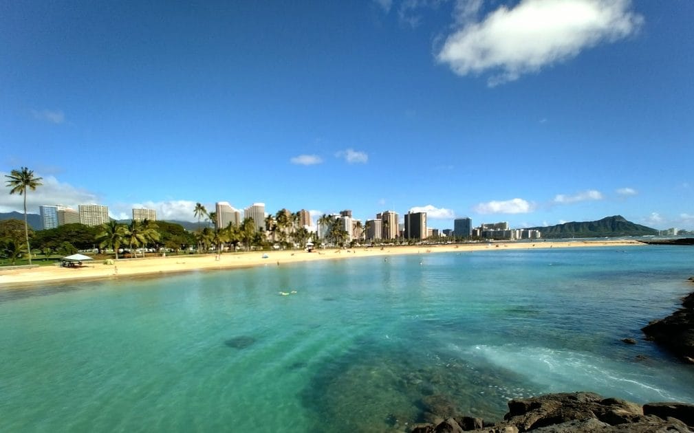 Atracciones en Honolulu, Hawái Ala Moana Beach Park. Foto de Google Maps de P3kpuk Atracciones en Honolulu, Hawái Ala Moana Beach Park