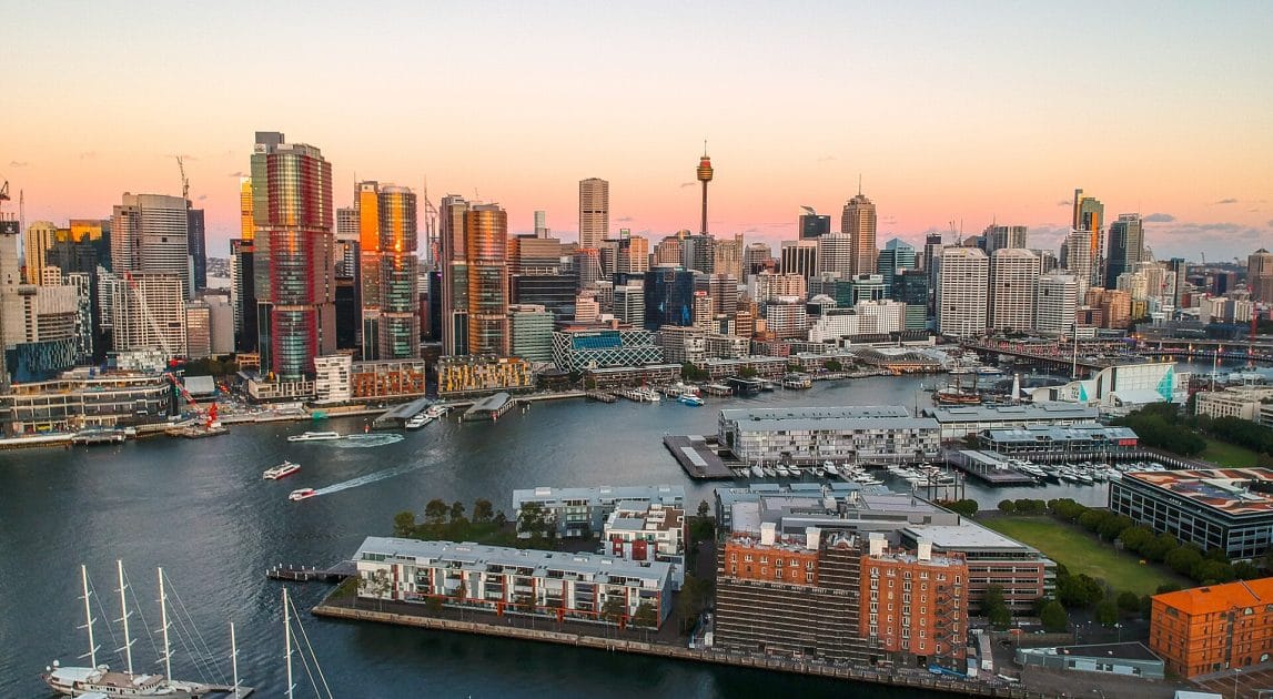 Itinerario de viaje por Australia en 20 días Darling Harbour con la Sydney Tower al fondo