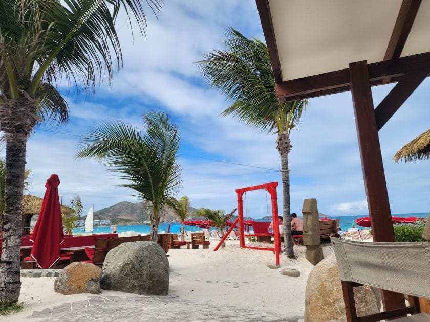 Sitios turísticos de isla San Martín en el Caribe Kontiki Beach