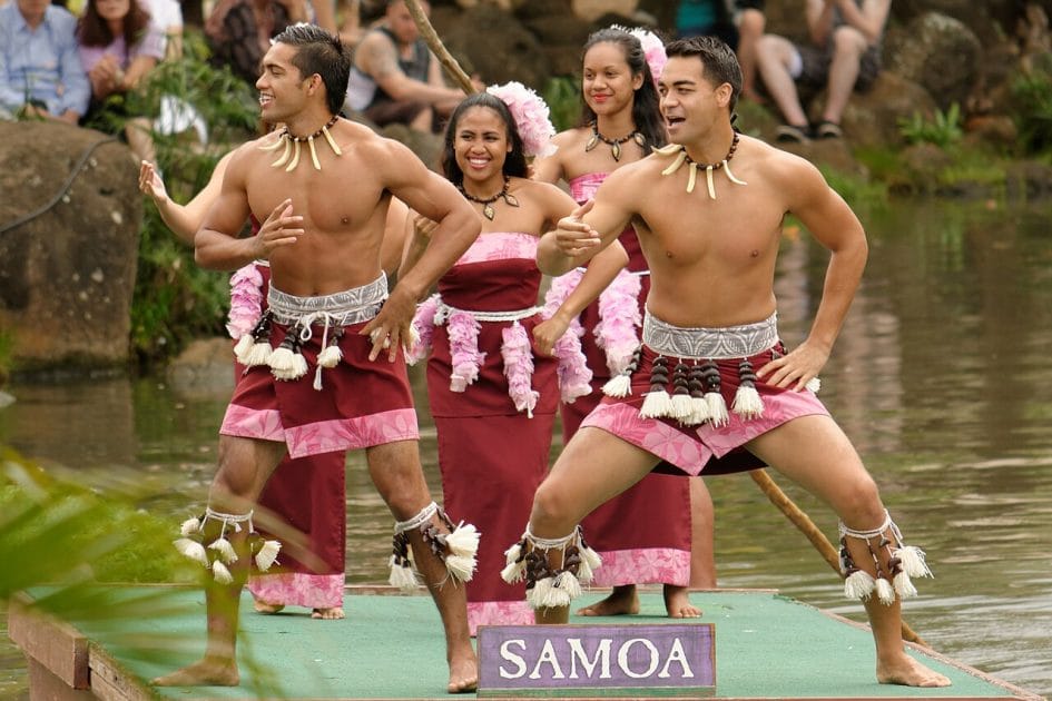 Turismo en Samoa, Oceanía Espectáculo de danza samoana. By Daniel Ramirez from Honolulu, USA Polynesian Cultural Center Canoe Pageant, CC BY 2.0 Turismo en Samoa, Oceanía Espectáculo de danza samoana