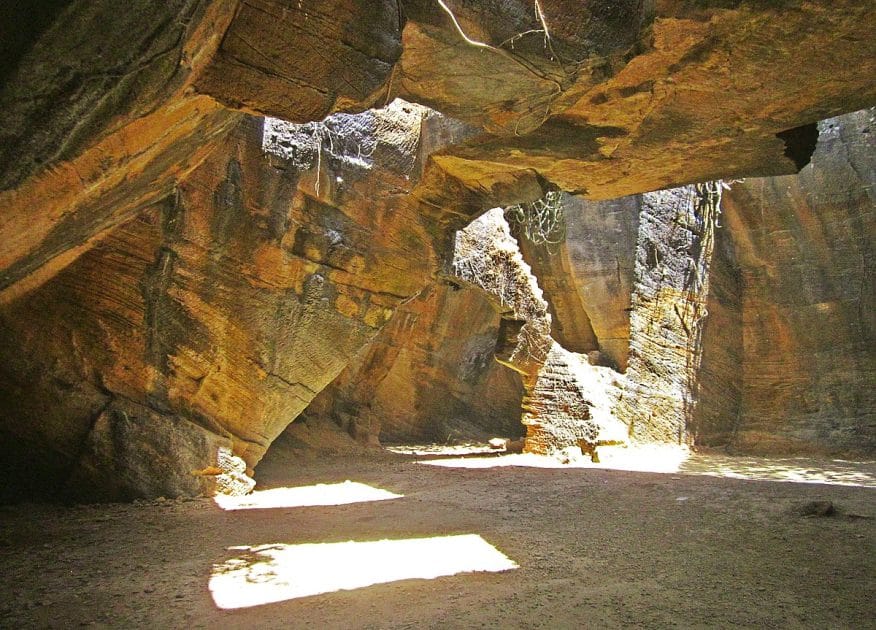 Turismo en isla Diu, India Cuevas de Naida