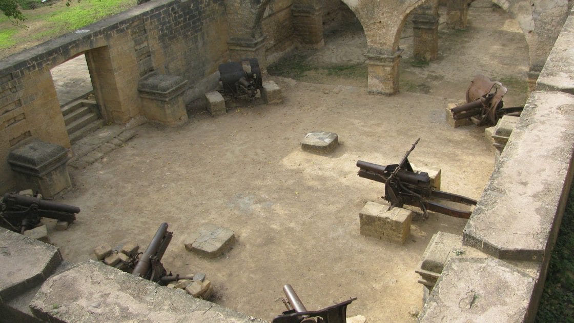 Turismo en isla Diu, India Patio del fuerte con cañones