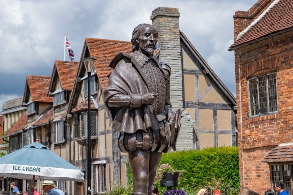Viaje en tren por Gran Bretaña - Estatua de William Shakespeare
