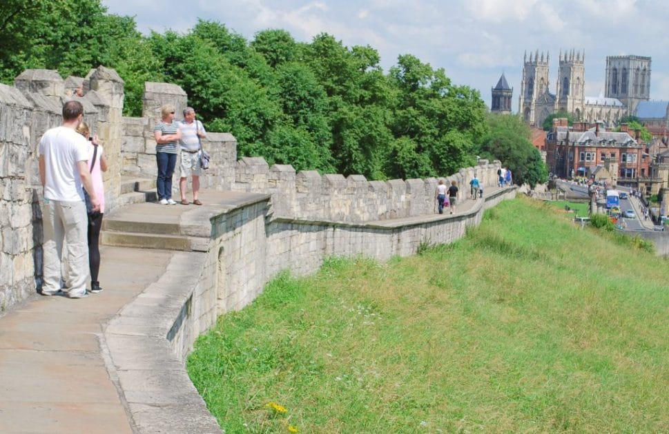Viaje en tren por Gran Bretaña Paseo por las murallas medievales de York