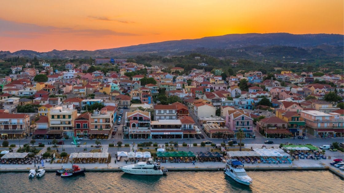 Crucero por las islas Jónicas Lixouri al atardecer