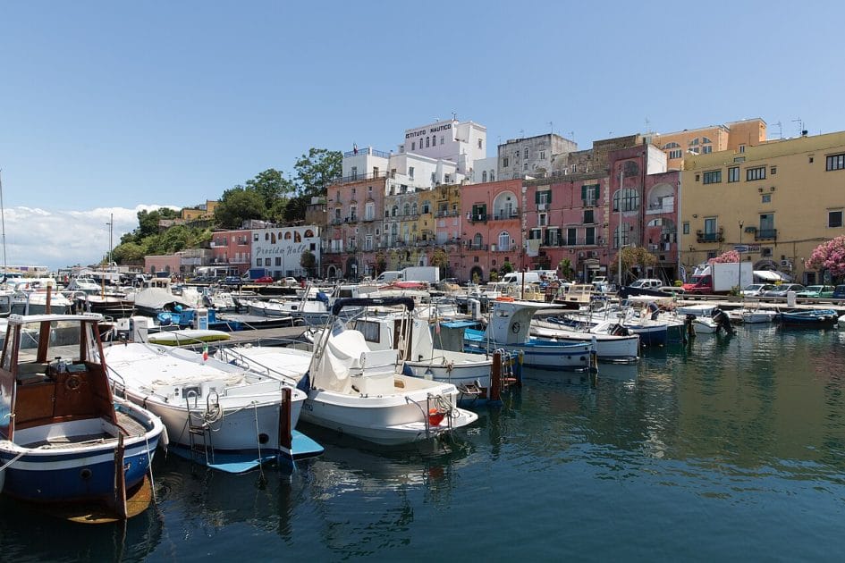 Qué ver en Procida, Italia Marina Grande. By Ekrem Canli Own work, CC BY SA 4.0 Qué ver en Procida, Italia Marina Grande