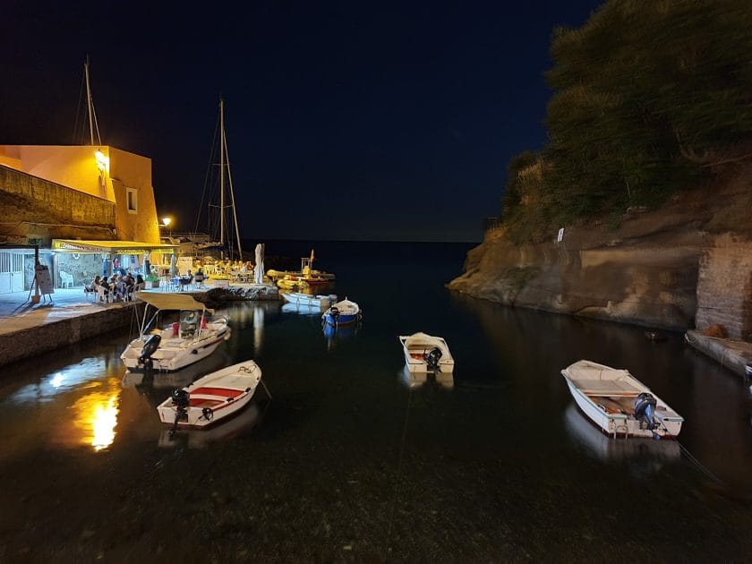 Qué ver y hacer en Islas Pontinas, Italia Porto romano de noche
