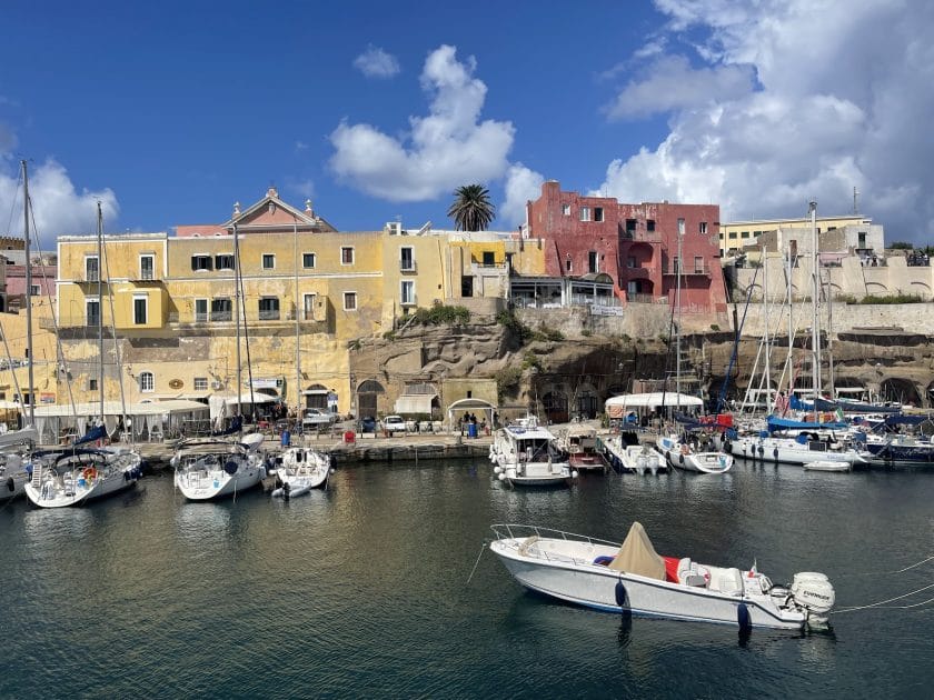 Qué ver y hacer en Islas Pontinas, Italia Porto romano