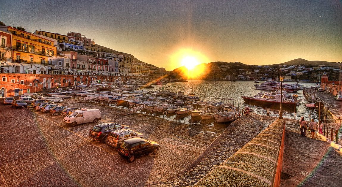 Qué ver y hacer en Islas Pontinas, Italia Puerto de Ponza