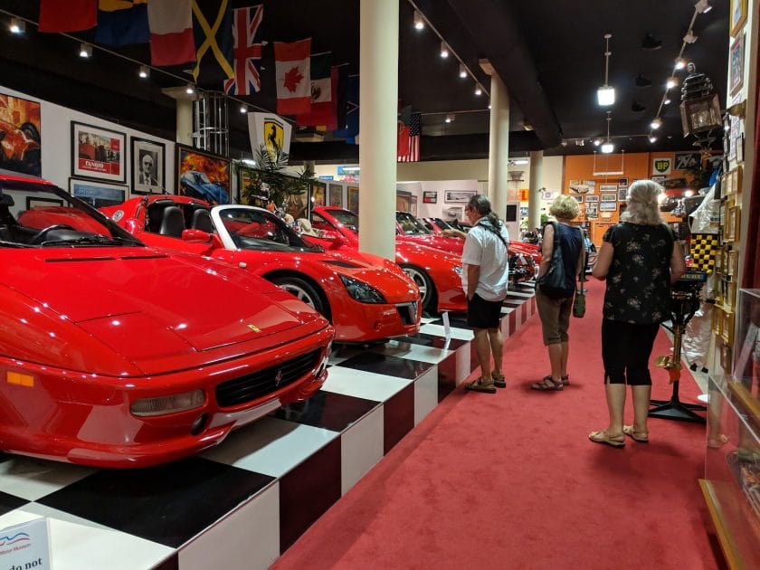 Turismo en Islas Caimán Cayman Motor Museum. Foto de Google Maps de Kristina Turismo en Islas Caimán Cayman Motor Museum