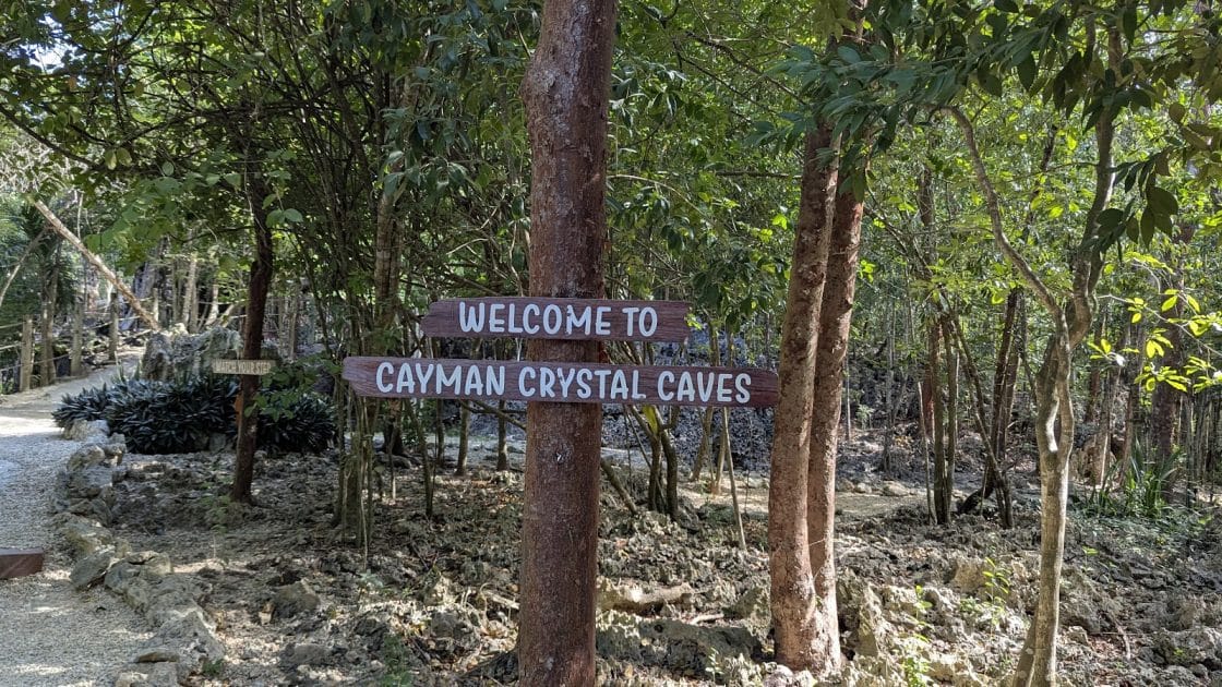 Turismo en Islas Caimán Entorno de las Cuevas de Cristal. Foto de Google Maps de Michael Turismo en Islas Caimán Entorno de las Cuevas de Cristal