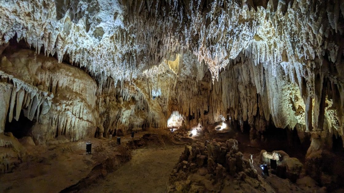 Turismo en Islas Caimán Interior de las Crystal Caves. Foto de Google Maps de Drew Pratt Turismo en Islas Caimán Interior de las Crystal Caves