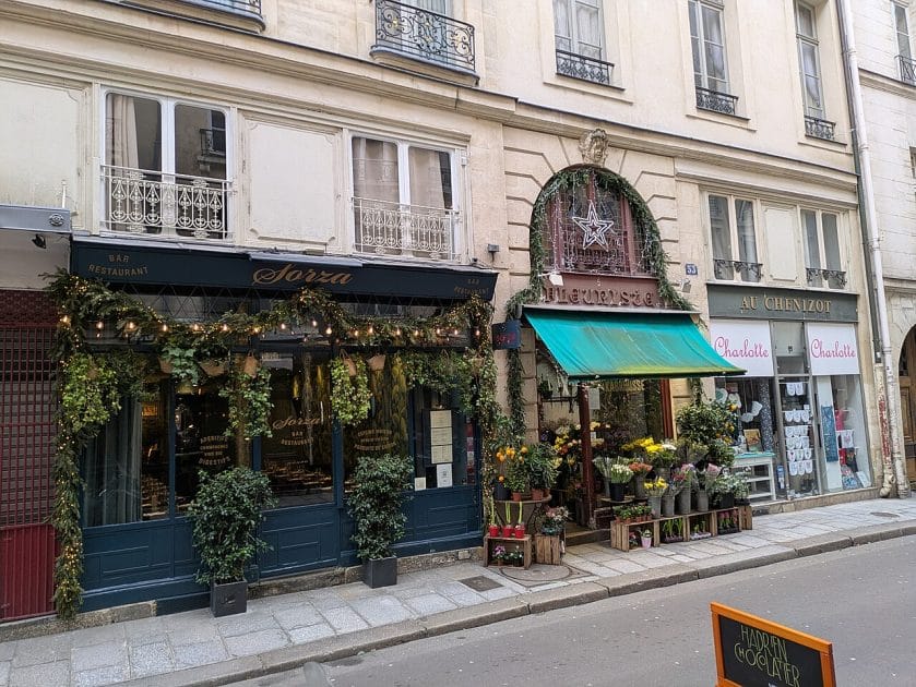 Turismo en París By Artvill Rue Saint Louis en l’Île. Own work, CC BY SA 4.0 Turismo en París Rue Saint Louis en l’Île