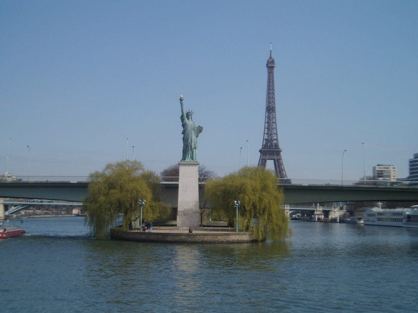 Turismo en París Estatua de la Libertad con la Torre Eiffel al fondo. Par Danielsp — Travail personnel, CC BY SA 3.0 Turismo en París Estatua de la Libertad con la Torre Eiffel al fondo