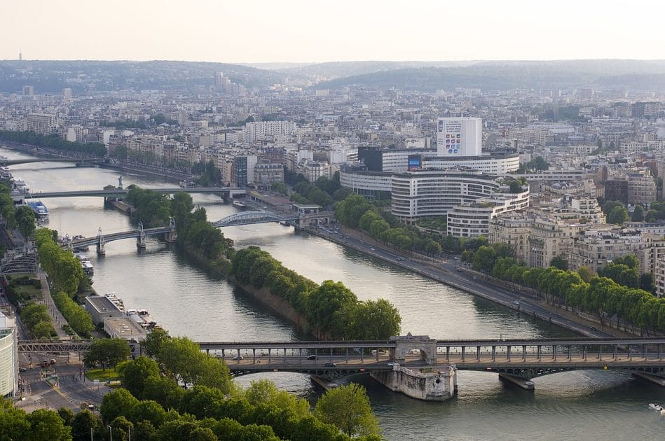 Turismo en París Île aux Cygnes. Par Aleksandr Zykov from Russia, CC BY SA 2.0 Turismo en París Île aux Cygnes