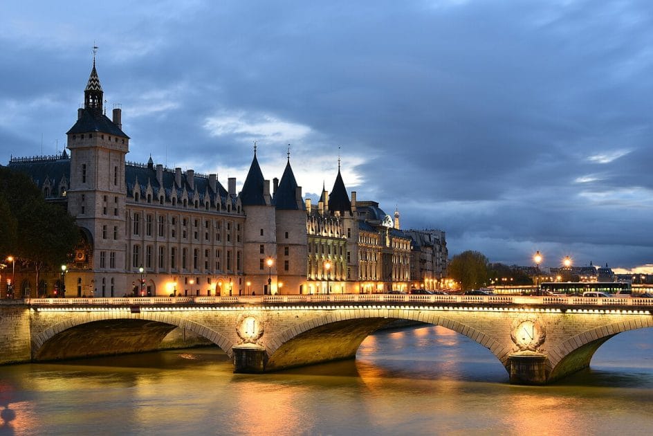 Turismo en París La Conciergerie. By madras91 La Conciergerie, CC BY 2.0 Turismo en París La Conciergerie